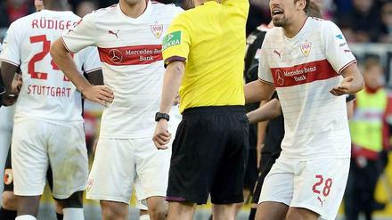 Du bist raus! Stuttgarts Vedad Ibisevic sieht die Rote Karte, seine Mannschaft geht erneut unter.