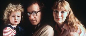 Woody Allen mit seiner damaligen Lebensgefährtin Mia Farrow und der Adoptivtochter Dylan 1988.