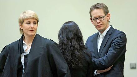 Verteidiger Anja Sturm und Wolfgang Heer im Verhandlungssaal des Münchener Oberlandesgericht. In der Mitte: Beate Zschäpe, die, wie so oft, der Öffentlichkeit demonstrativ den Rücken zukehrt.