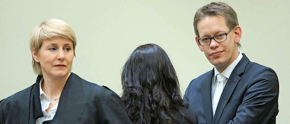 Verteidiger Anja Sturm und Wolfgang Heer im Verhandlungssaal des Münchener Oberlandesgericht. In der Mitte: Beate Zschäpe, die, wie so oft, der Öffentlichkeit demonstrativ den Rücken zukehrt.