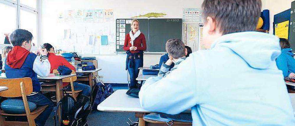 Seltenes Bild: Eine Junge Lehrerin in Berlin. Viele arbeiten anderswo - nämlich in Brandenburg.