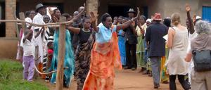 Überlebende und Täter des Genozids im Dorf Nyakagezi nicht weit von Huye. Die 40 Männer und Frauen versuchen, zu einem zivilisierten Zusammenleben zurück zu finden.