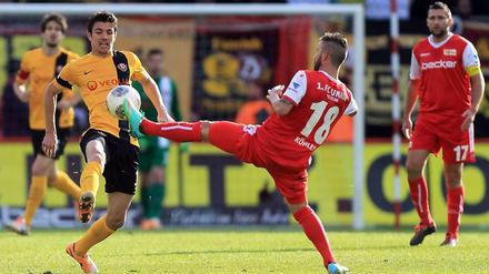 Zweikampf ohne Sieger: Der 1.FC Union (hier Benjamin Köhler im Zweikampf mit Dresdens Anthony Losilla) holt nur einen Punkt zum Rückrundenauftakt. 