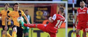 Zweikampf ohne Sieger: Der 1.FC Union (hier Benjamin Köhler im Zweikampf mit Dresdens Anthony Losilla) holt nur einen Punkt zum Rückrundenauftakt.