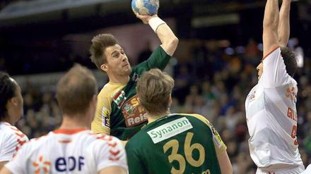 Volle Kraft voraus: Berlins Markus Richwien (l.) setzt zum Sprungwurf gegen Benjamin Gille von Chambéry Savoie an.