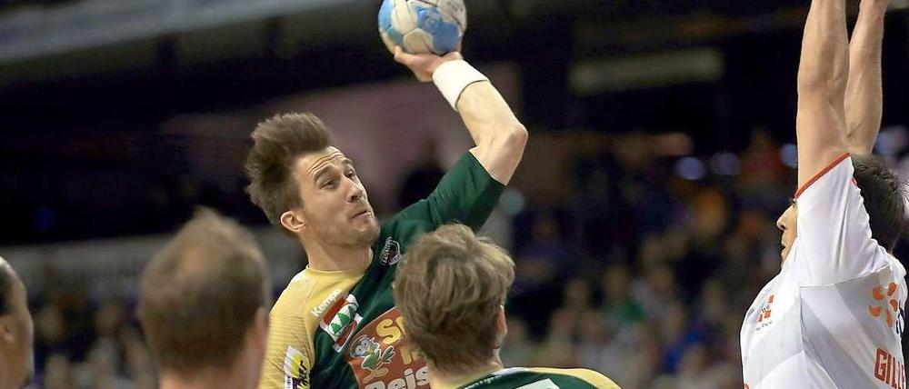 Volle Kraft voraus: Berlins Markus Richwien (l.) setzt zum Sprungwurf gegen Benjamin Gille von Chambéry Savoie an.