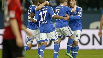 Schalker Jubel über das 1:0 durch Sead Kolasinac (r.).