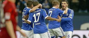 Schalker Jubel über das 1:0 durch Sead Kolasinac (r.).