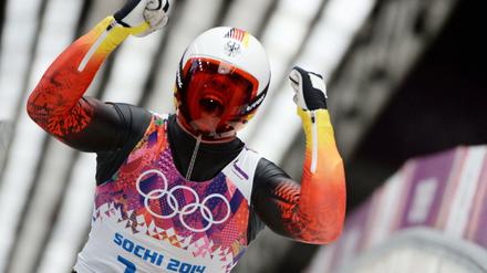 Den Bann gebrochen: Rodler Felix Loch beschert dem deutschen Olympia-Team die erste Goldmedaille in Sotschi.