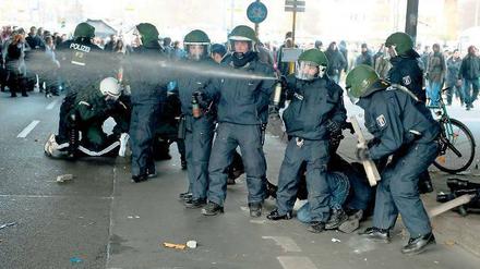 Beißender Sprühnebel. Immer wieder setzt die Polizei auch Pfefferspray ein. Im Jahr 2012 traf es sogar zwölf Beamte.
