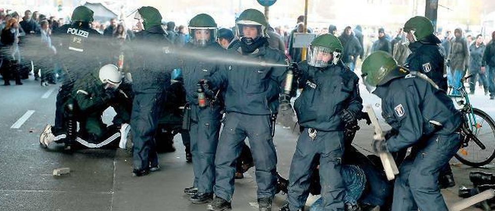 Beißender Sprühnebel. Immer wieder setzt die Polizei auch Pfefferspray ein. Im Jahr 2012 traf es sogar zwölf Beamte.