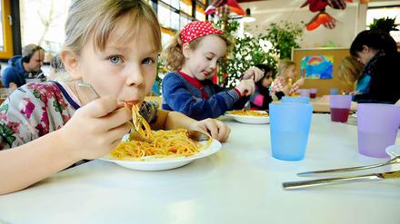 Schmeckt’s? Seit Montag versorgen neue Caterer Berlins Schulen mit Essen – und Nudeln kann man ja bekanntlich gar nicht oft genug auftischen