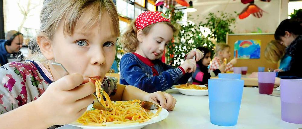 Schmeckt’s? Seit Montag versorgen neue Caterer Berlins Schulen mit Essen – und Nudeln kann man ja bekanntlich gar nicht oft genug auftischen