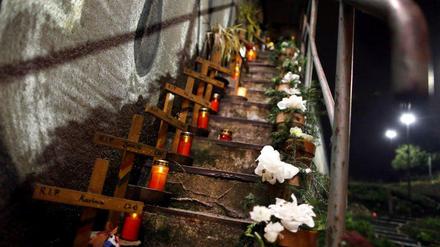 Kreuze für die 21 Opfer auf der Treppe am Tunnel in Duisburg.