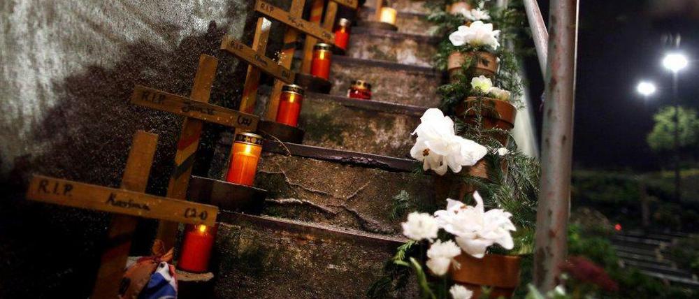 Kreuze für die 21 Opfer auf der Treppe am Tunnel in Duisburg.