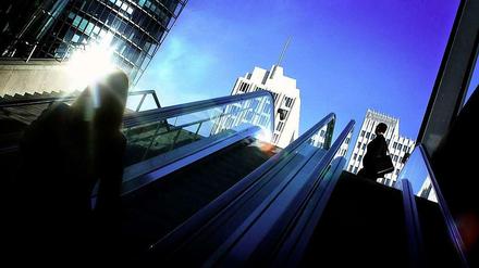 Knirsch, knirsch. Einige Rolltreppen haben Sand im Getriebe. Diese hier am Potsdamer Platz läuft, haben wir selbst am eigenen Leib erfahren - aber die führt ja auch zum Regionalbahnhof.