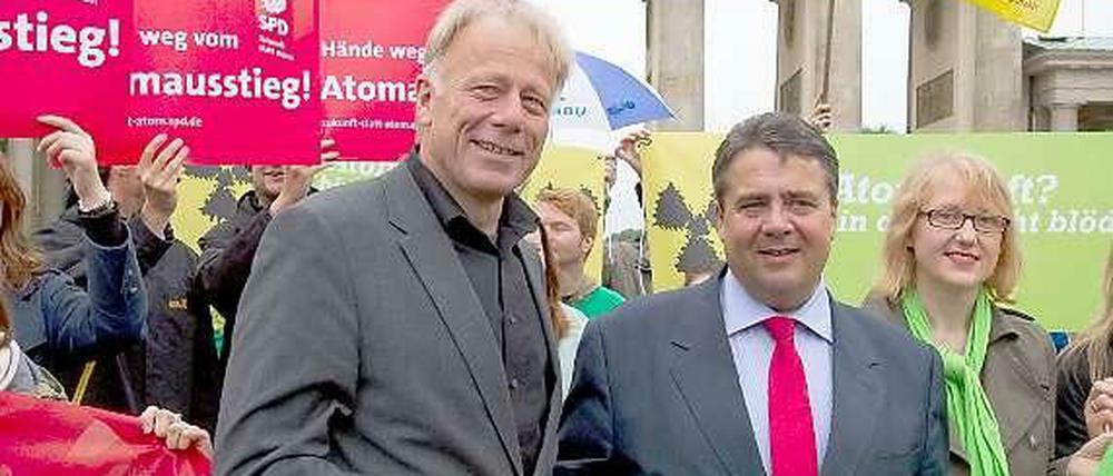 Bis vor kurzem war Gabriel (r.) irgendwie einer von ihnen, der Grünstrom-Lobby verbunden. Einer von Rot-Grün, wie auf diesem Bild aus dem Jahr 2010, zusammen mit dem Grünen Jürgen Trittin.