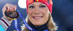 Stolz mit Gold. Maria Höfl-Riesch bei der Siegerehrung.