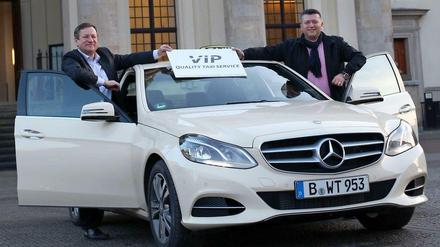Wichtig, wichtig. VIP steht drauf, die neuen Taxis kutschieren aber jedermann und sind auch nicht teurer. Allerdings werden sie vorerst nur von wenigen Hotels auf Knopfdruck vermittelt.