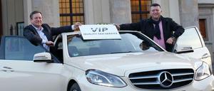 Wichtig, wichtig. VIP steht drauf, die neuen Taxis kutschieren aber jedermann und sind auch nicht teurer. Allerdings werden sie vorerst nur von wenigen Hotels auf Knopfdruck vermittelt.