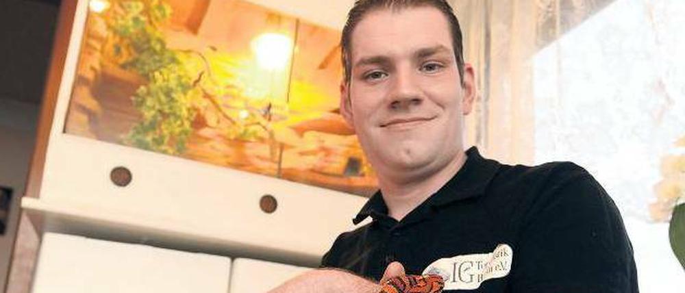 Markus Thonfeld mit Kornnatter Nathara. Diese Schlange lässt sich gut anfassen, sie ist nicht bissig. Am 5. April kann man solche Kornnattern auch auf der Terraristikbörse Berlin in Marzahn betrachten. 