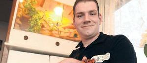 Markus Thonfeld mit Kornnatter Nathara. Diese Schlange lässt sich gut anfassen, sie ist nicht bissig. Am 5. April kann man solche Kornnattern auch auf der Terraristikbörse Berlin in Marzahn betrachten.