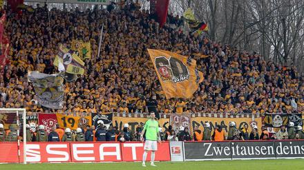 Viel Polizei vor dem Dresdner Fanblock beim Gastspiel bei Union. Viel zu tun hatten die Beamten aber nicht.