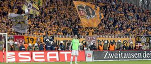 Viel Polizei vor dem Dresdner Fanblock beim Gastspiel bei Union. Viel zu tun hatten die Beamten aber nicht.