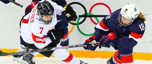 Da ist der Puck. Die Frauen-Eishockey-Teams aus der Schweiz und den USA kämpfen in Sotschi im Medaillen.