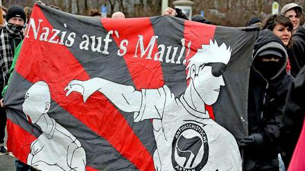 Es klingt aggressiv und ist auch so gemeint. Eine der am häufigsten skandierten und gesprühten Parolen lautet "Antifa heißt Angriff!"