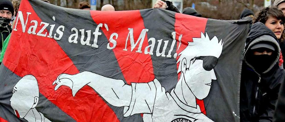 Es klingt aggressiv und ist auch so gemeint. Eine der am häufigsten skandierten und gesprühten Parolen lautet "Antifa heißt Angriff!"