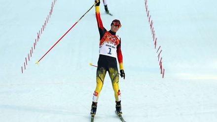 Alles klar. Eric Frenzel läuft den Olympiasieg locker nach Hause.