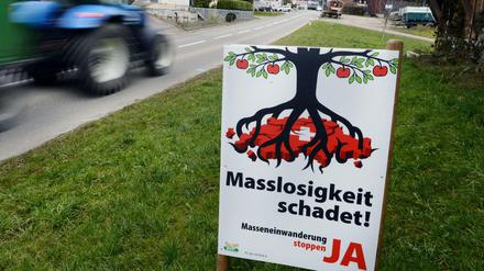 Die Schweizer haben sich in einer Volksabstimmung überraschend dafür ausgesprochen, die Zuwanderung aus der EU zu begrenzen.