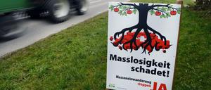 Die Schweizer haben sich in einer Volksabstimmung überraschend dafür ausgesprochen, die Zuwanderung aus der EU zu begrenzen.