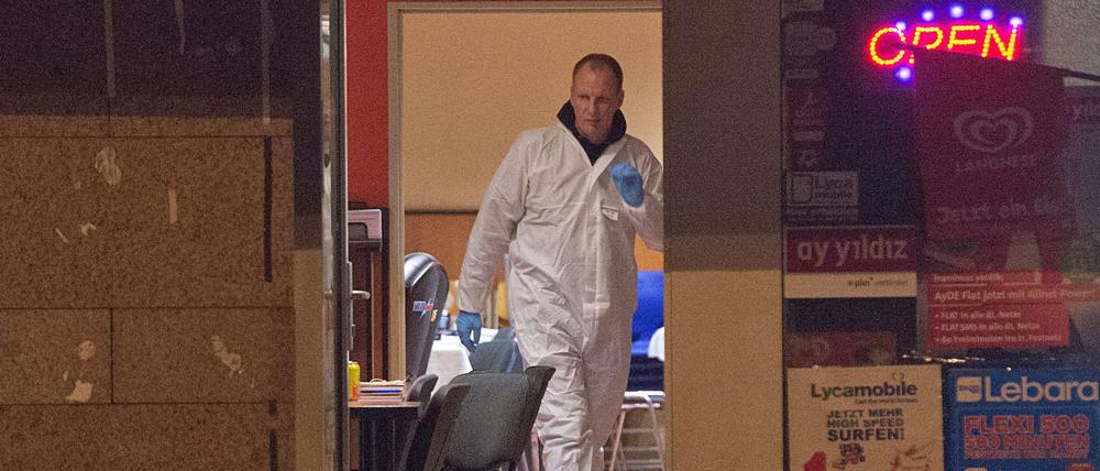 Am Tatort. Polizeibeamte am Tatort der Schießerei vom 11. Januar in einer Sportwettenbar in Berlin-Reinickendorf. Am Mittwoch wurde der zehnte Tatverdächtige festgenommen.