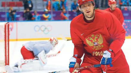 Russland hofft auf seine Tore. Alexander Owetschkin schießt in der National Hockey League für die Washington Capitals Treffer wie am Fließband. Bei Olympia soll er die russische Mannschaft zum Olympiasieg führen – und damit eine ganze Nation glücklich machen.