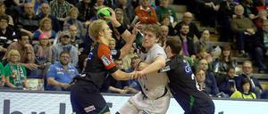 Berlins Kreisläufer Jesper Nielsen kämpft sich durch zwei Magdeburger.