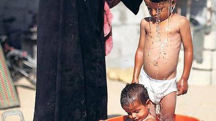Kostbares Element. Im Sommer ist Wasser im Gazastreifen auch zur Abkühlung gefragt – wie hier in Nuseirat.