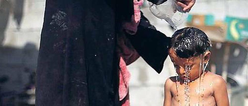 Kostbares Element. Im Sommer ist Wasser im Gazastreifen auch zur Abkühlung gefragt – wie hier in Nuseirat.