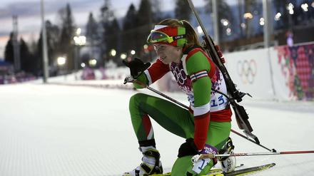 Darja Domratschewa macht es wie es Martin Fourcade bei den Männern und gewinnt nach der Verfolgung auch das Einzelrennen im Biathlon.
