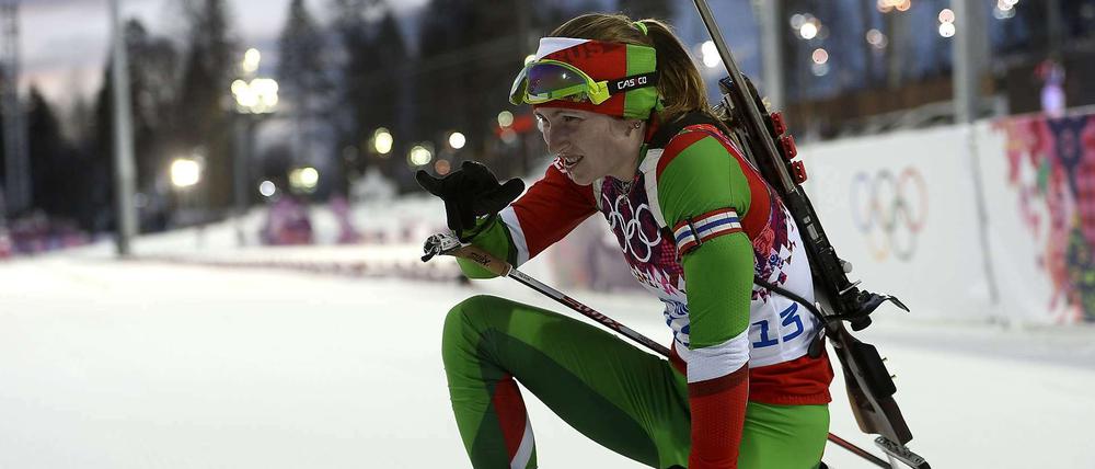 Darja Domratschewa macht es wie es Martin Fourcade bei den Männern und gewinnt nach der Verfolgung auch das Einzelrennen im Biathlon.