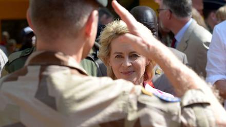 Neue Aufgabe, alte Mittel? Ursula von der Leyen überrumpelte auch früher schon mal die eigene Fraktion. Als Verteidigungsministerin könne sie das aber nicht mehr machen, lautet die Kritik.