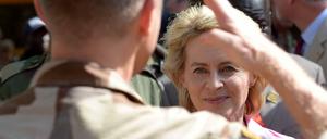 Neue Aufgabe, alte Mittel? Ursula von der Leyen überrumpelte auch früher schon mal die eigene Fraktion. Als Verteidigungsministerin könne sie das aber nicht mehr machen, lautet die Kritik.
