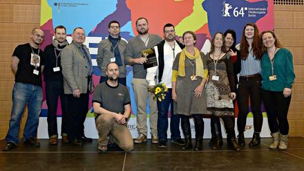 Alles Gewinner: Die Tagesspiegel-Leserjury mit den drei Regisseuren Pavol Pekarcík (kniend), Ivan Ostrochovský (6.v.l.) und Peter Kerekes (5.v.l.)