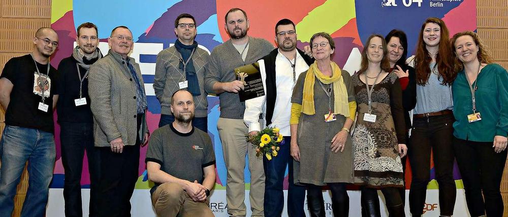 Alles Gewinner: Die Tagesspiegel-Leserjury mit den drei Regisseuren Pavol Pekarcík (kniend), Ivan Ostrochovský (6.v.l.) und Peter Kerekes (5.v.l.)