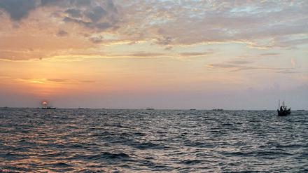 Sonnenaufgang. Ghanas Gewässer galten einst als die fischreichsten der Welt. Heute sagt Fischer Joshua Akaa gebe es unter den Bootsbesatzungen oft Streit. "Keiner wird mehr satt."
