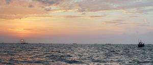 Sonnenaufgang. Ghanas Gewässer galten einst als die fischreichsten der Welt. Heute sagt Fischer Joshua Akaa gebe es unter den Bootsbesatzungen oft Streit. "Keiner wird mehr satt."