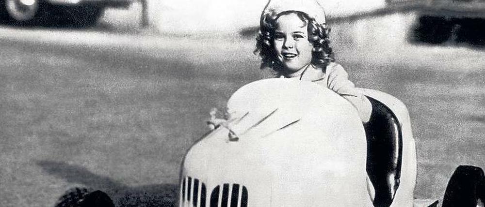 Shirley Temple in einem Kinderrennwagen in den 30er Jahren. 
