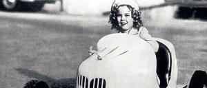 Shirley Temple in einem Kinderrennwagen in den 30er Jahren. 