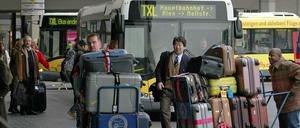 Ist hier noch Platz für meinen Koffer? Der TXL ist ständig überfüllt.